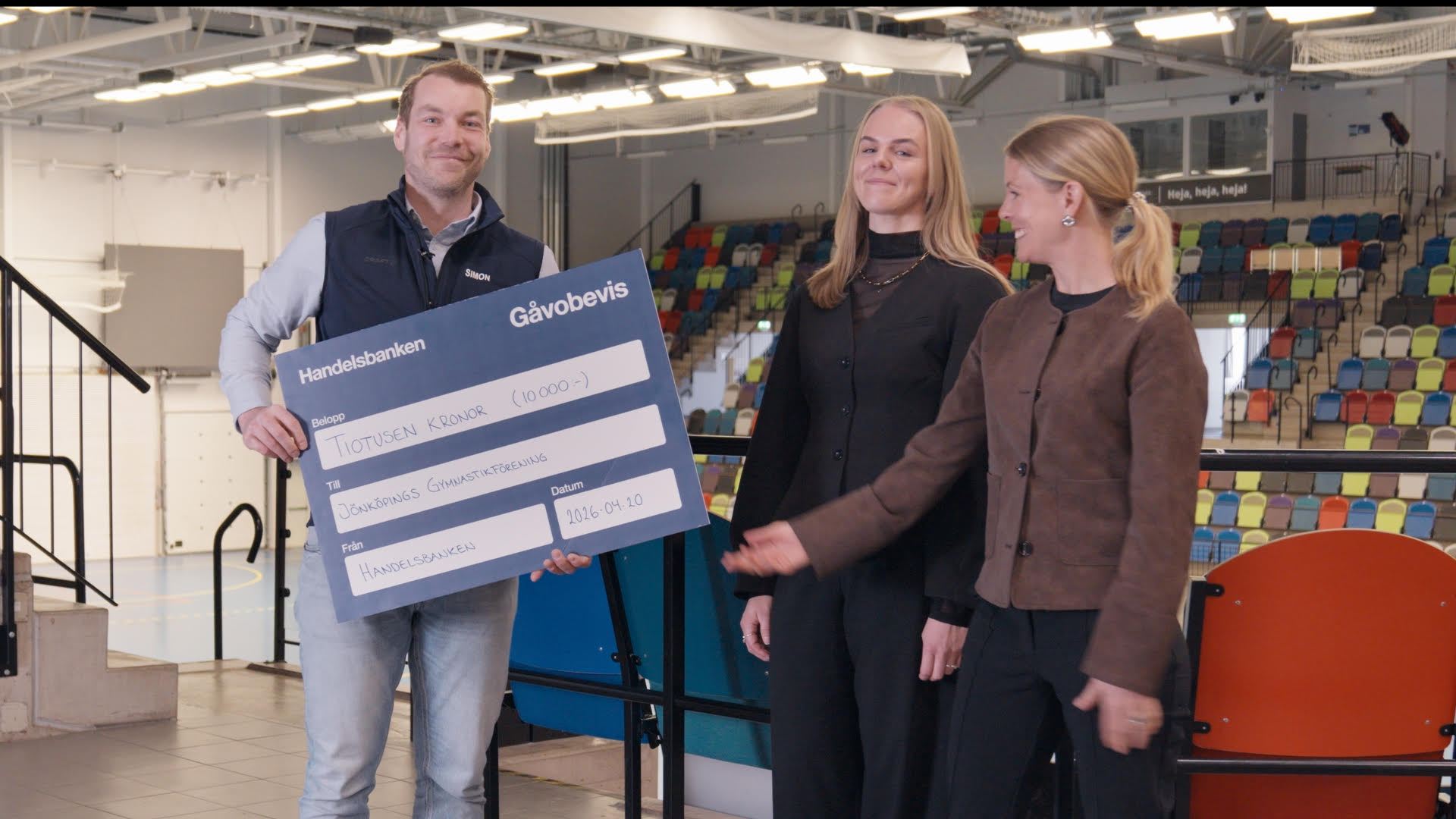 Representant från Handelsbanken överlämnar gåvobevis på 10 000 kr till Jönköpings gymnastikförening
